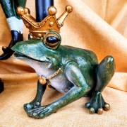 FIGURKA ŻABA W KORONIE ŚWIECZNIK PIERROT