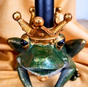 FIGURKA ŻABA W KORONIE ŚWIECZNIK PIERROT