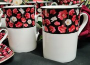 KOMPLET 2 KUBKÓW PORCELANOWYCH Z ŁYŻECZKAMI WZÓR MAKI 2X250 ML KOLOR BIAŁO-CZARNO-CZERWONY
