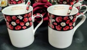 KOMPLET 2 KUBKÓW PORCELANOWYCH Z ŁYŻECZKAMI WZÓR MAKI 2X250 ML KOLOR BIAŁO-CZARNO-CZERWONY