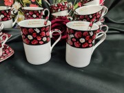 KOMPLET 2 KUBKÓW PORCELANOWYCH Z ŁYŻECZKAMI WZÓR MAKI 2X250 ML KOLOR BIAŁO-CZARNO-CZERWONY