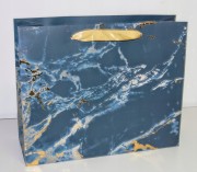 TOREBKA UPOMINKOWA niebieska ze złotą wstążką 20x25x8 a'la marmur